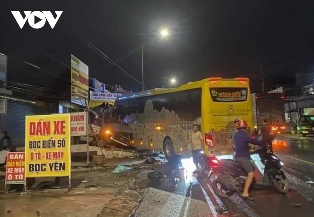Four killed and five injured in head-on bus collision overnight in Dong Nai